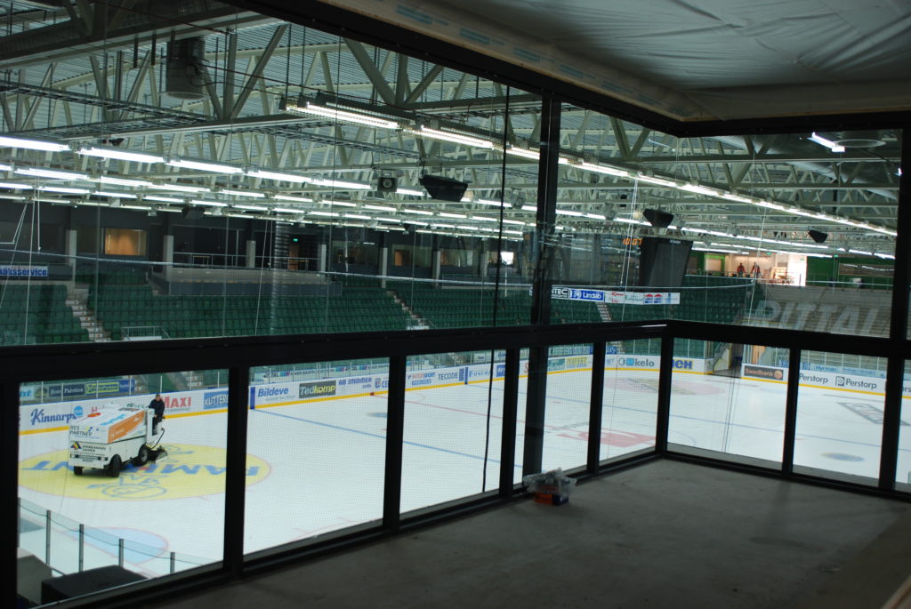 Ny monterad balkonginglasning på Lindab Arena i Helsingborg
